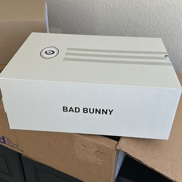 BADBUNNY X Adidas colab - Picture 2 of 6